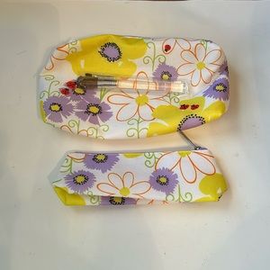 Clinique 4 piece set w 1 cosmetic bag & 1 brush bag, together w 2 makeup brushes